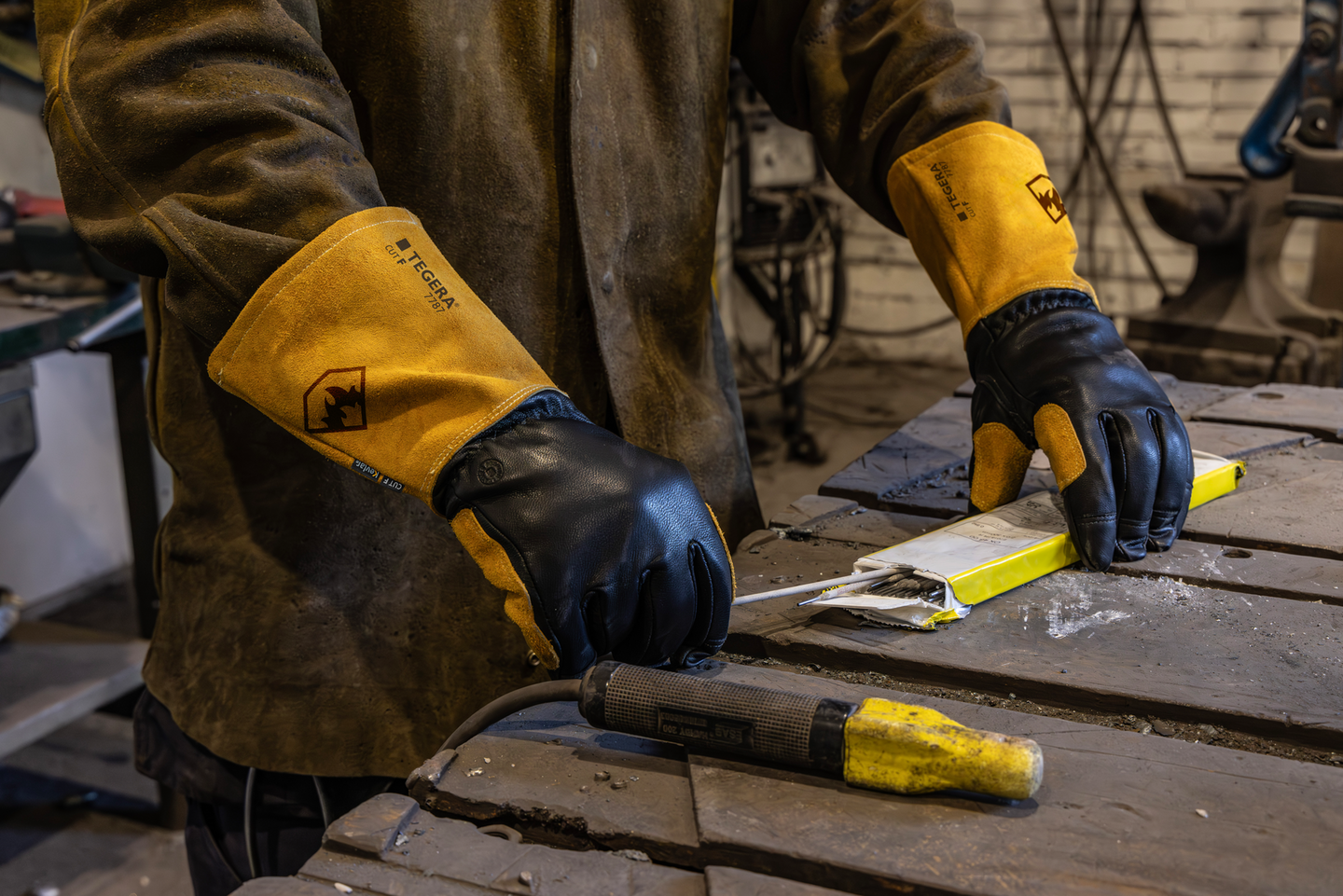 Hitsaus- ja lämpösuojakäsineet Tegera Welding 7787