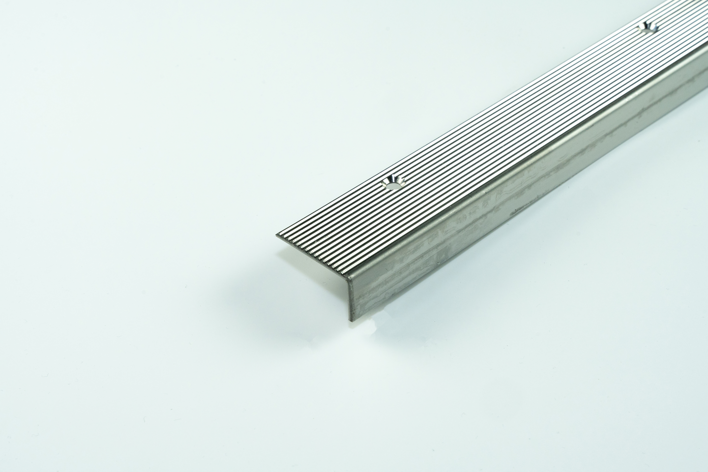 Askelkulmalista 42x22mm ruostumaton teräs uritettu reijitetty 3000mm