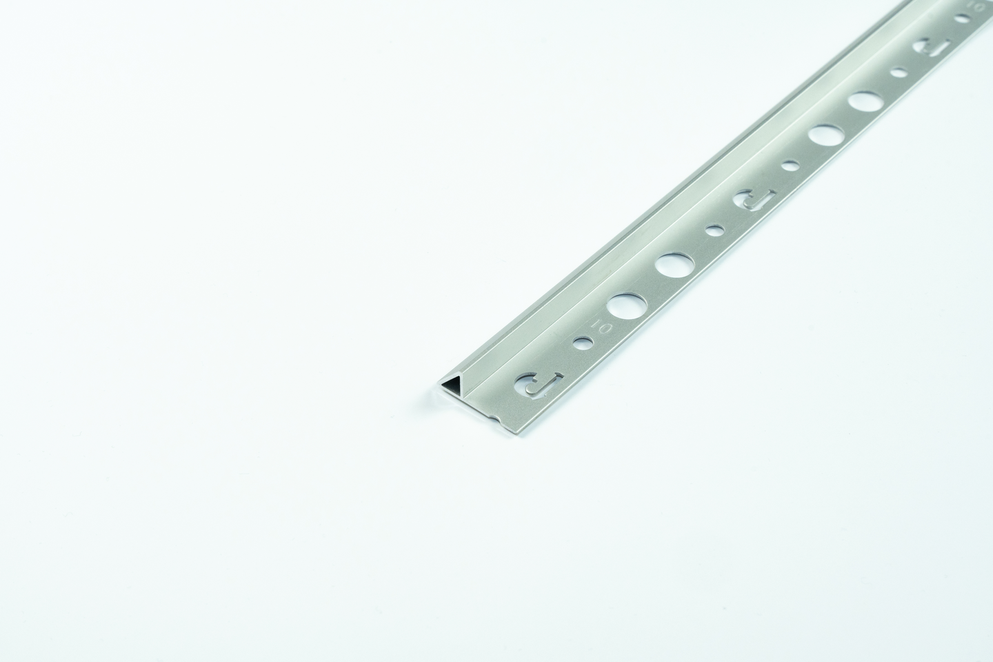 Laattalista 45astetta 10mm alumiini hopea-anodisoitu 2700mm