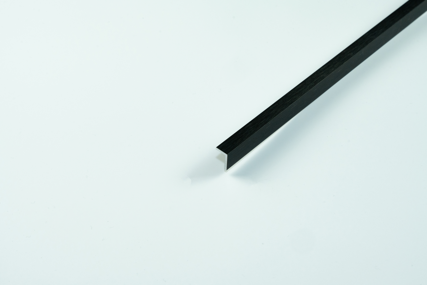Kulmalista 15x10x2mm Carbon Black alumiini 1000mm