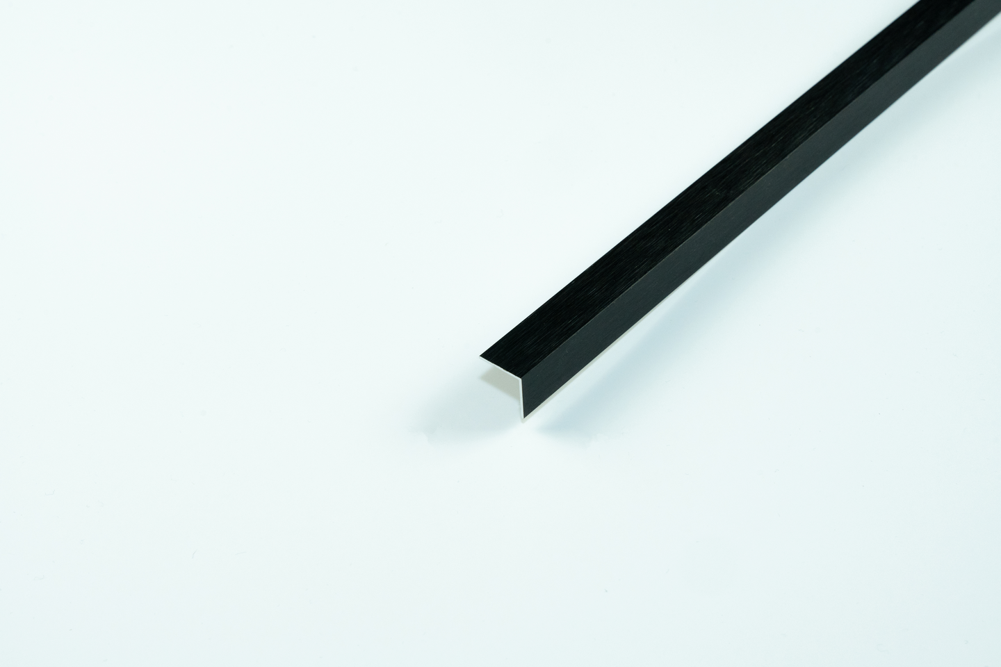 Hobby-kulmalista 15x15mm Carbon Black 2000mm