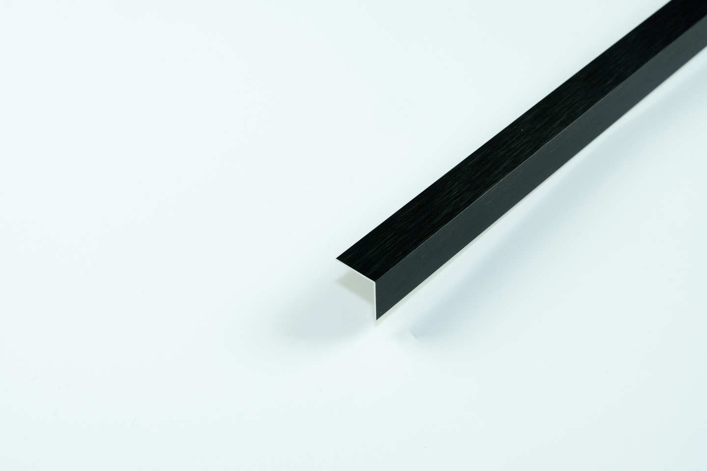 Kulmalista 20x20x1mm Carbon Black alumiini 1000mm