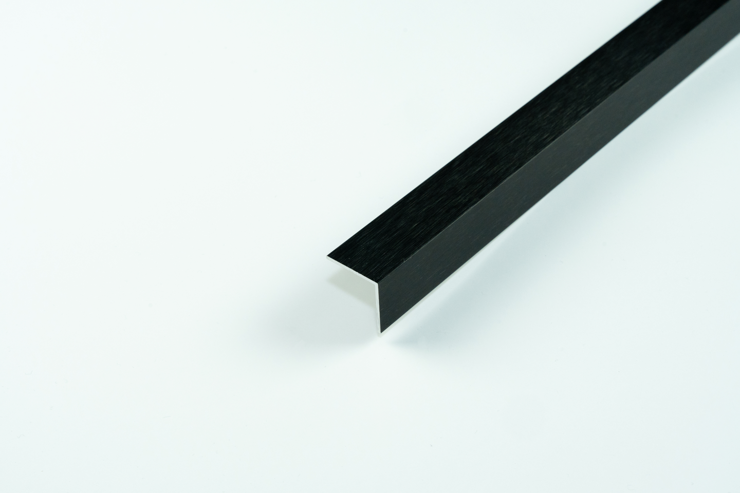 Kulmalista 25x25x1,5mm Carbon Black alumiini 2000mm