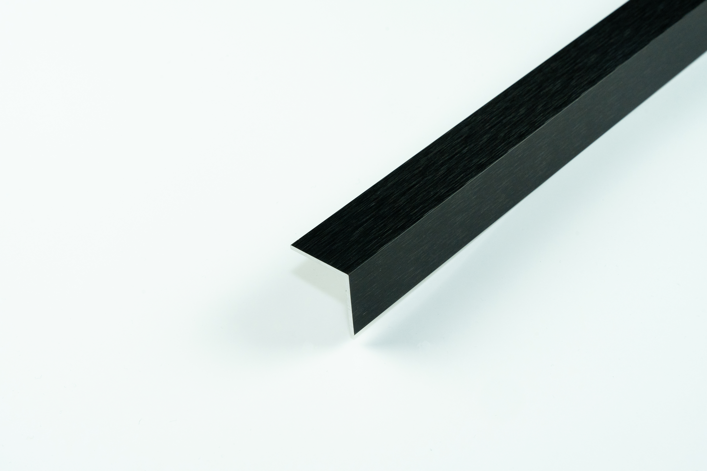 Kulmalista 30x30x2mm Carbon Black alumiini 2000mm