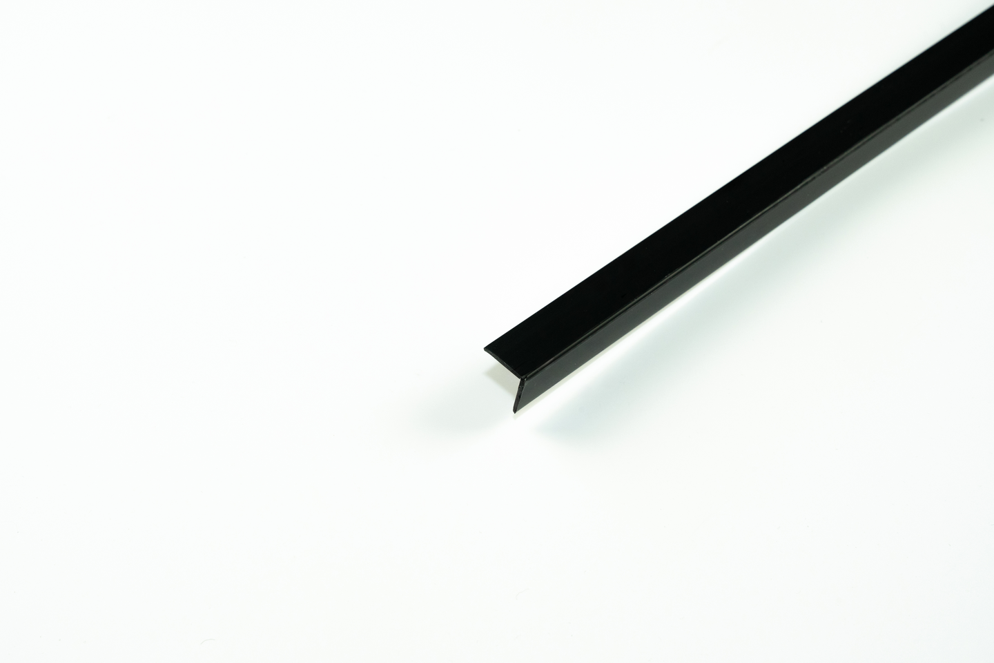 Kulmasuojalista 15x15mm musta muovia 2700mm
