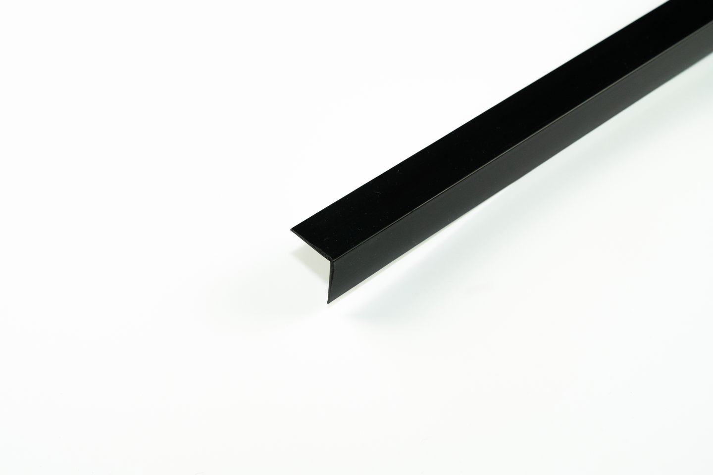 Kulmasuojalista 24x24mm musta muovia 2700mm