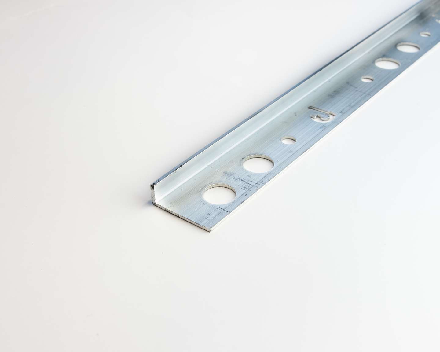 Pääte- ja suojalista 8mm 2,5m alumiini a80