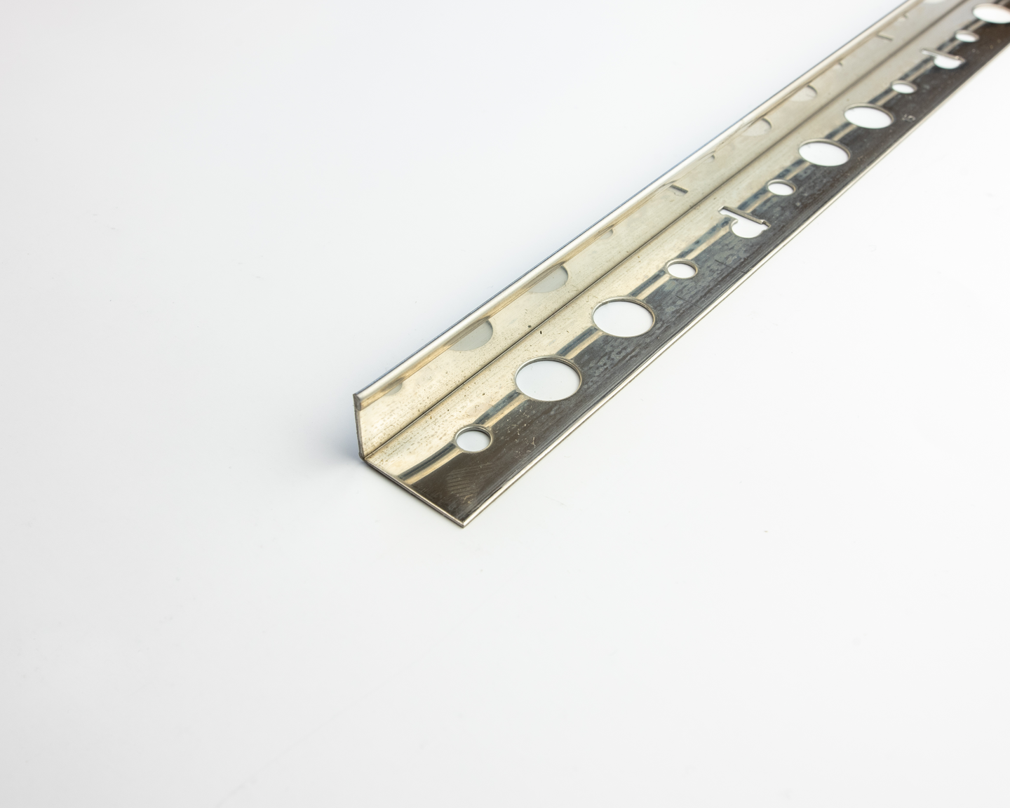 Pääte- ja suojalista 15mm 2,5m rst e 150