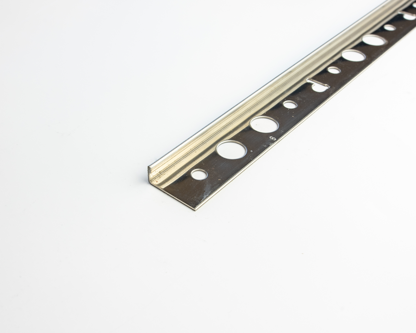 Pääte- ja suojalista 8mm 2,5m rst e 80