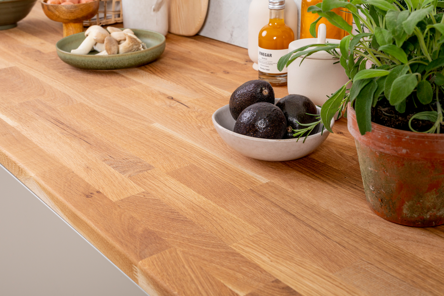 BÄNKSKIVA BOA EK 610X3000X30 OLJAD MASSIV, RUND FRAMKANT, EKON.