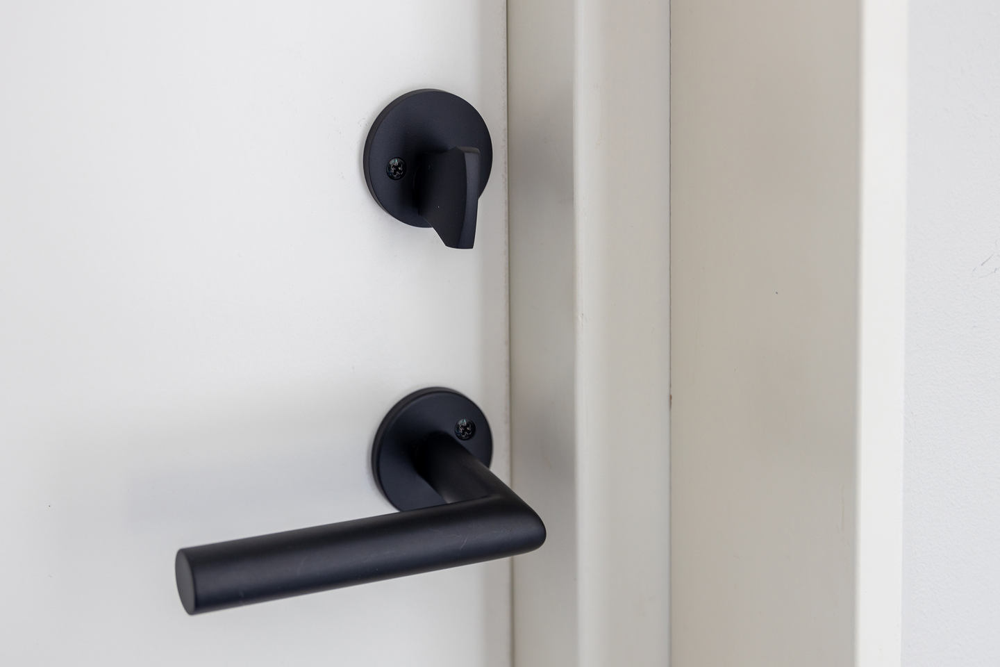 DÖRRHANDTAG HABO PHOENIX SVART, MED RETURFJÄDER PP