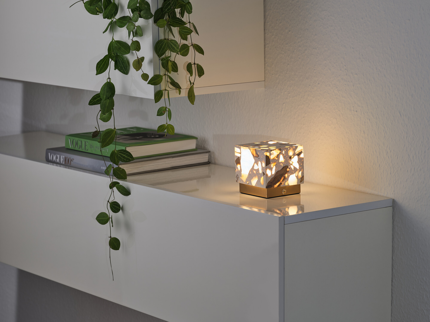 Pöytävalaisin OSRAM Decor Gleam 2W USB Touch 2700/3300/4500K DIM valkoinen