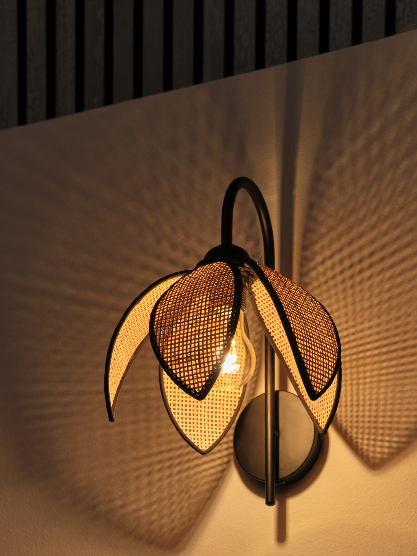 Seinävalaisin OSRAM Decor Ratan Lotus E27 ruskea