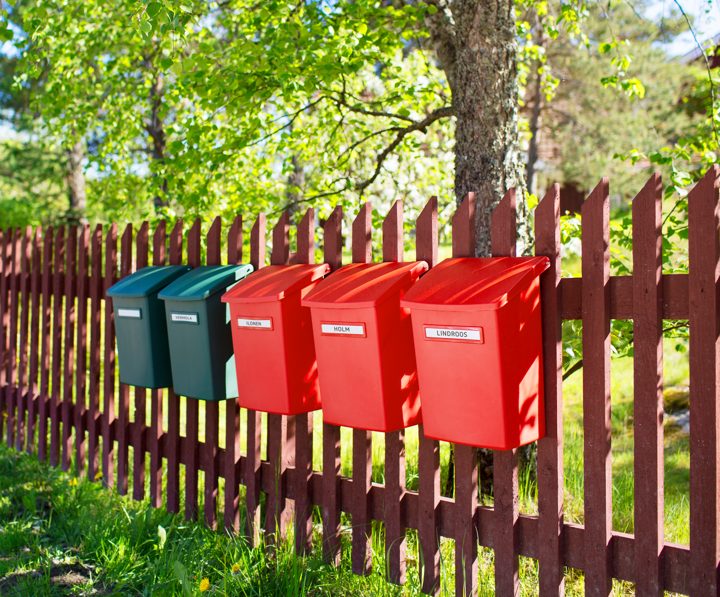 Postilaatikko Orthex punainen välikannella