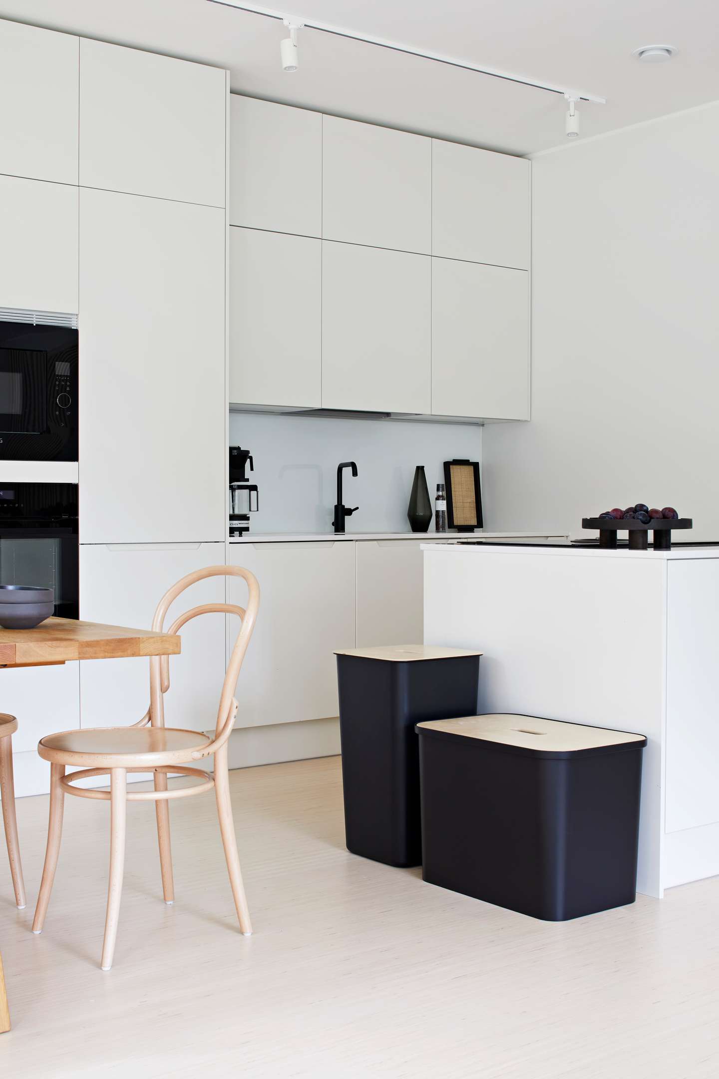 Laatikko Smartstore Collect 76l kannella musta