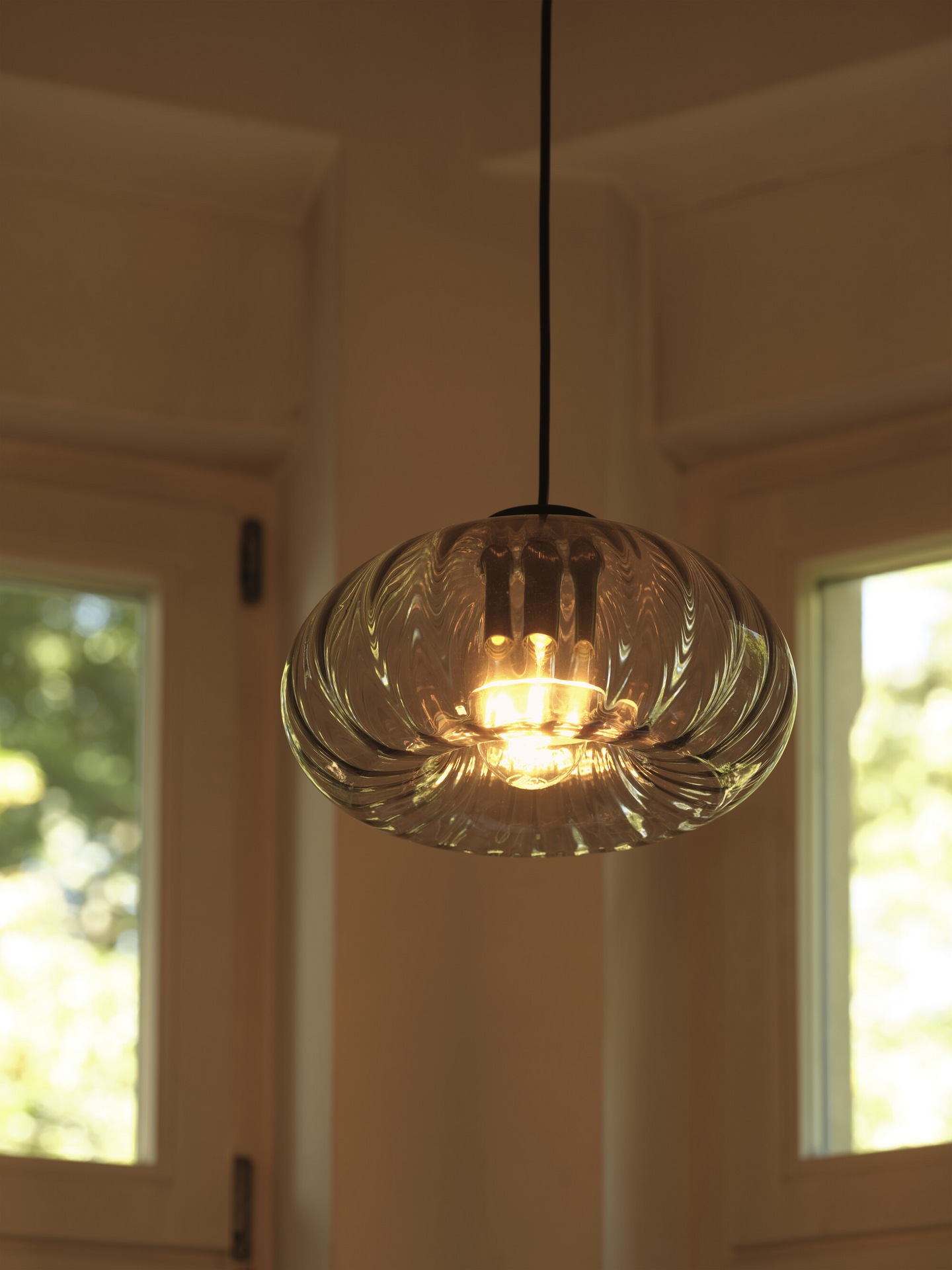 LED-riippuvalaisin OSRAM Decor Smoke Glass E27 musta