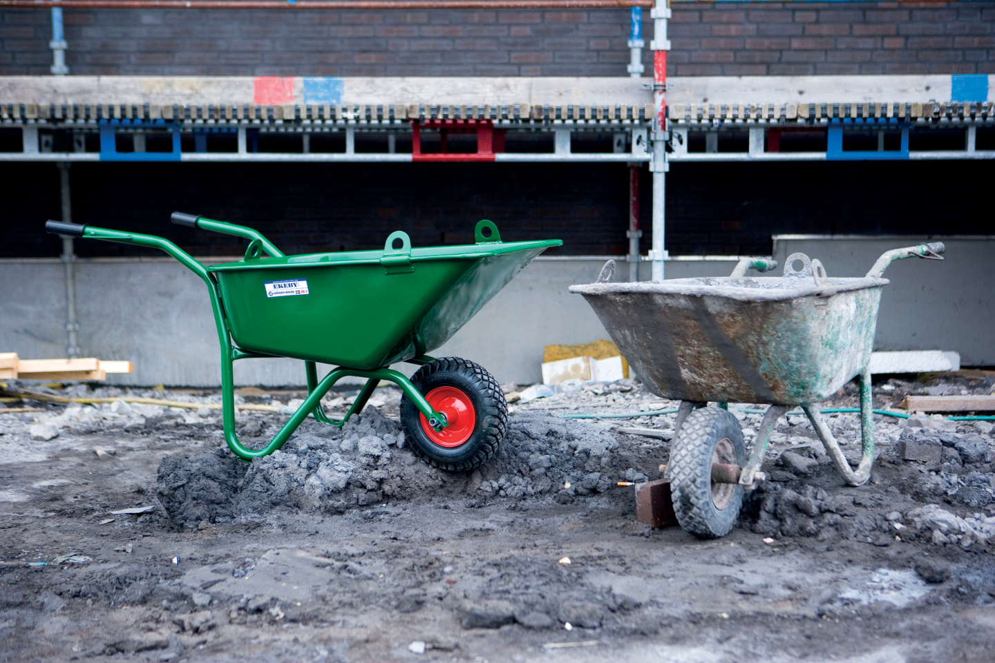 BETONGKÄRRA B35K GRÖN 100L MED LYFTÖGLOR