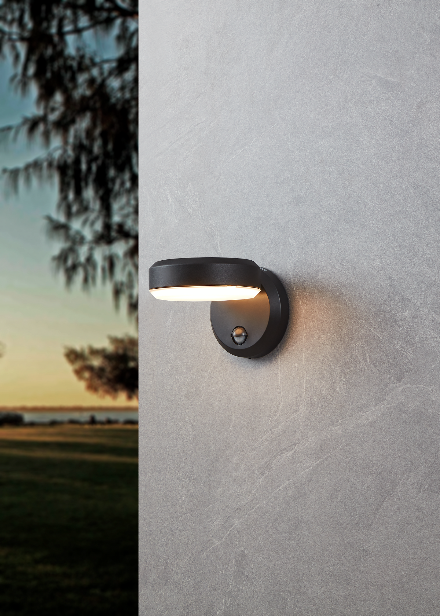 Tunnistinvalaisin EGLO Fornaci liiketunnistimella musta/valkoinen 8,7W led IP44