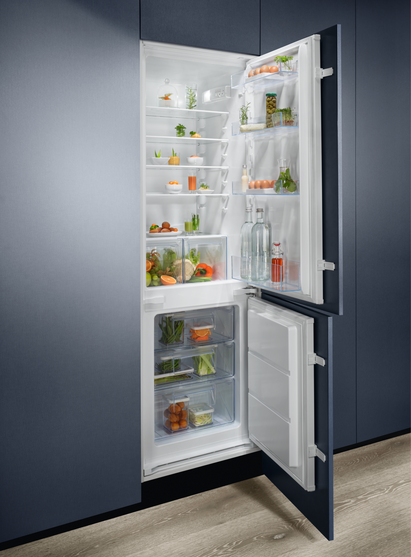 Jääkaappi-pakastin Electrolux LNS5LE18S integroitava