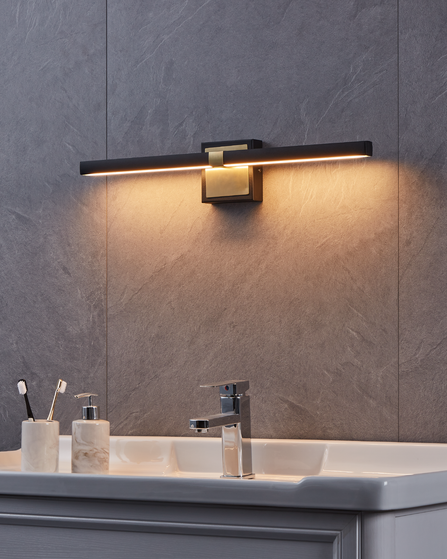 Seinävalaisin EGLO Peguera 60cm 11W led musta/messinki