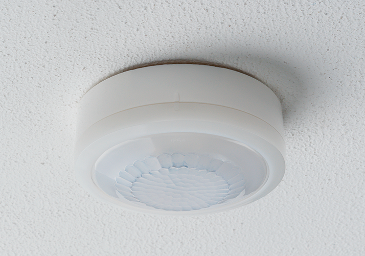 Läsnäolotunnistin Theben LUXA 103 S360-100-12 AP valkoinen