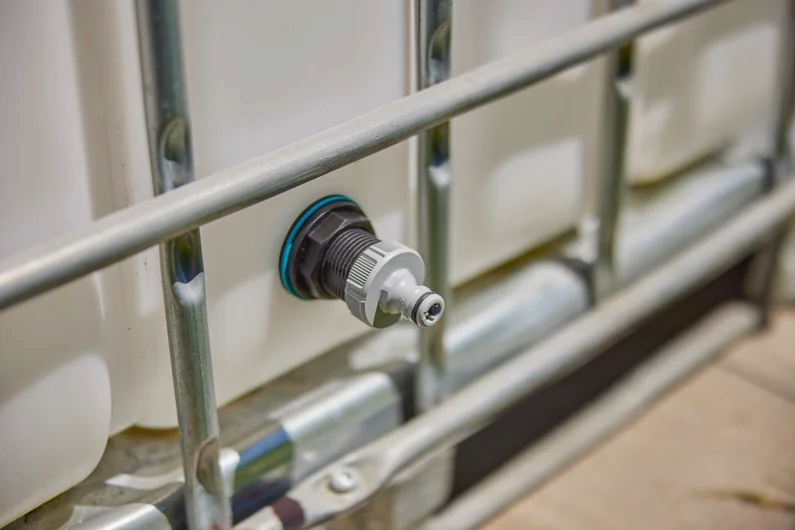 Läpivienti/pikaliitin vesisäiliöön Gardena G1"/G3/4"