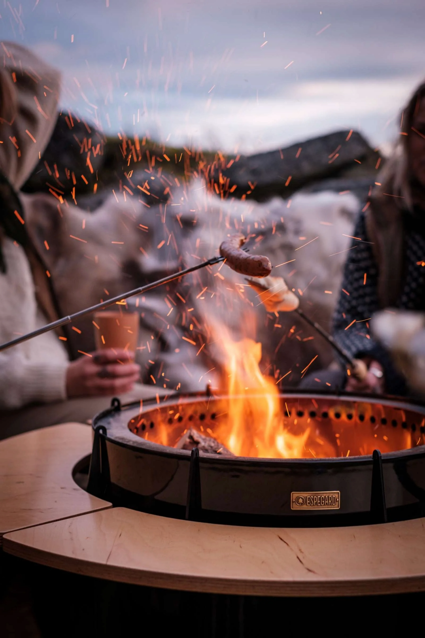 Sivupöydät Espegard Pilar 50 ja Premium malliin, lakattua puuta