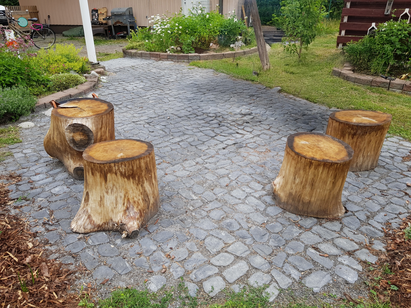 Louhikivi Rudus profiloitu musta 400x400/200x80mm 8,3kpl/m²