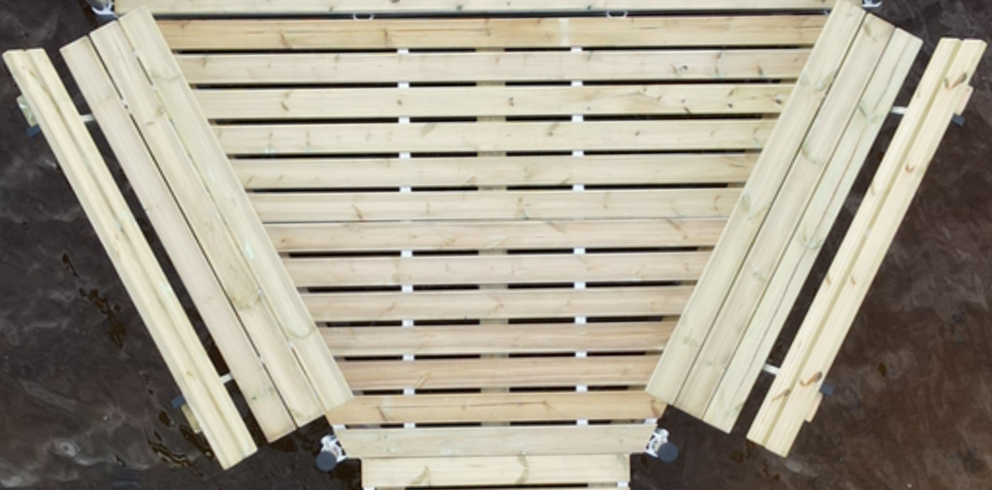 Vinolevike Komia laituriin penkeillä