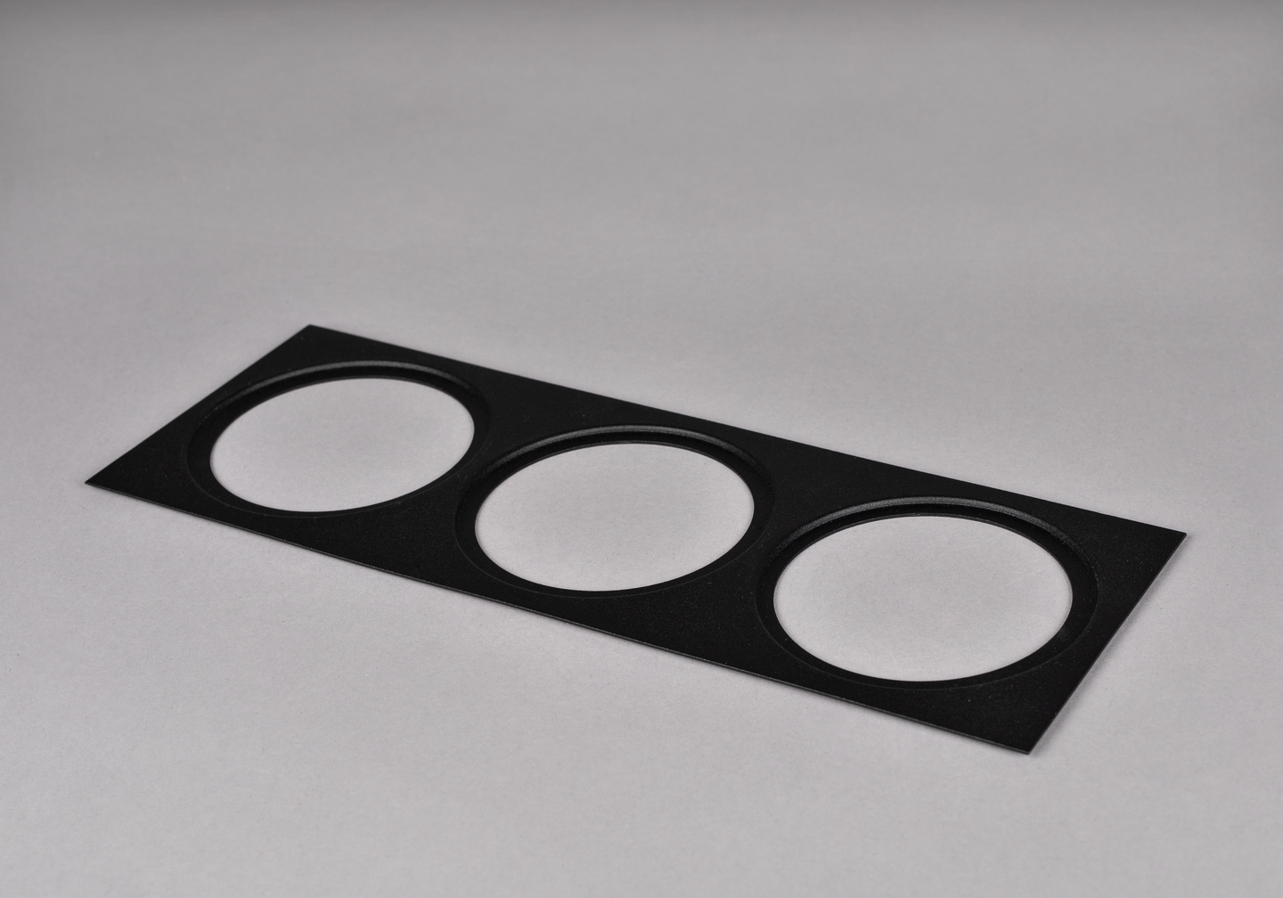 Mekaaninen lisätarvike Hide-a-lite koristekehys III 85 musta