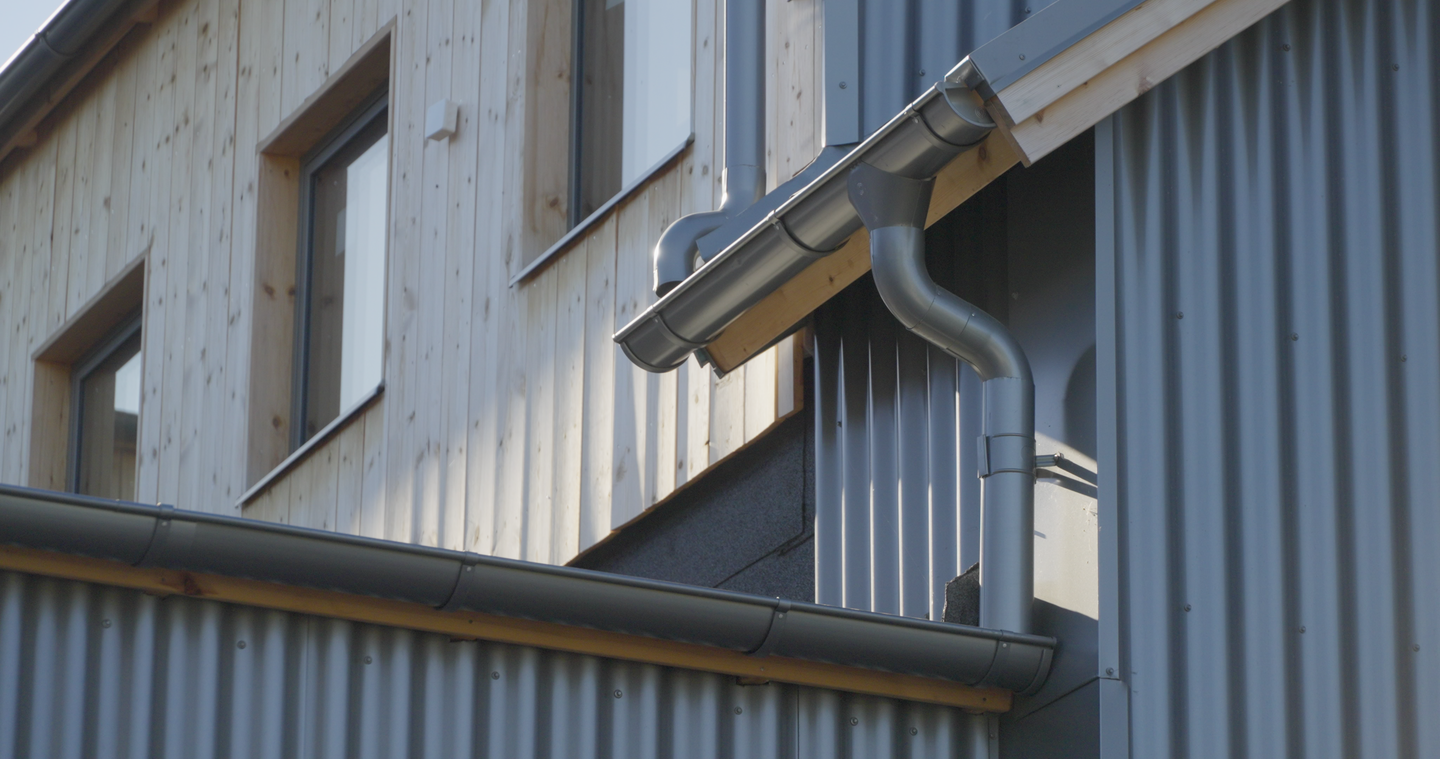 HÄNGRÄNNA R 125 LINDAB 2000MM SVART