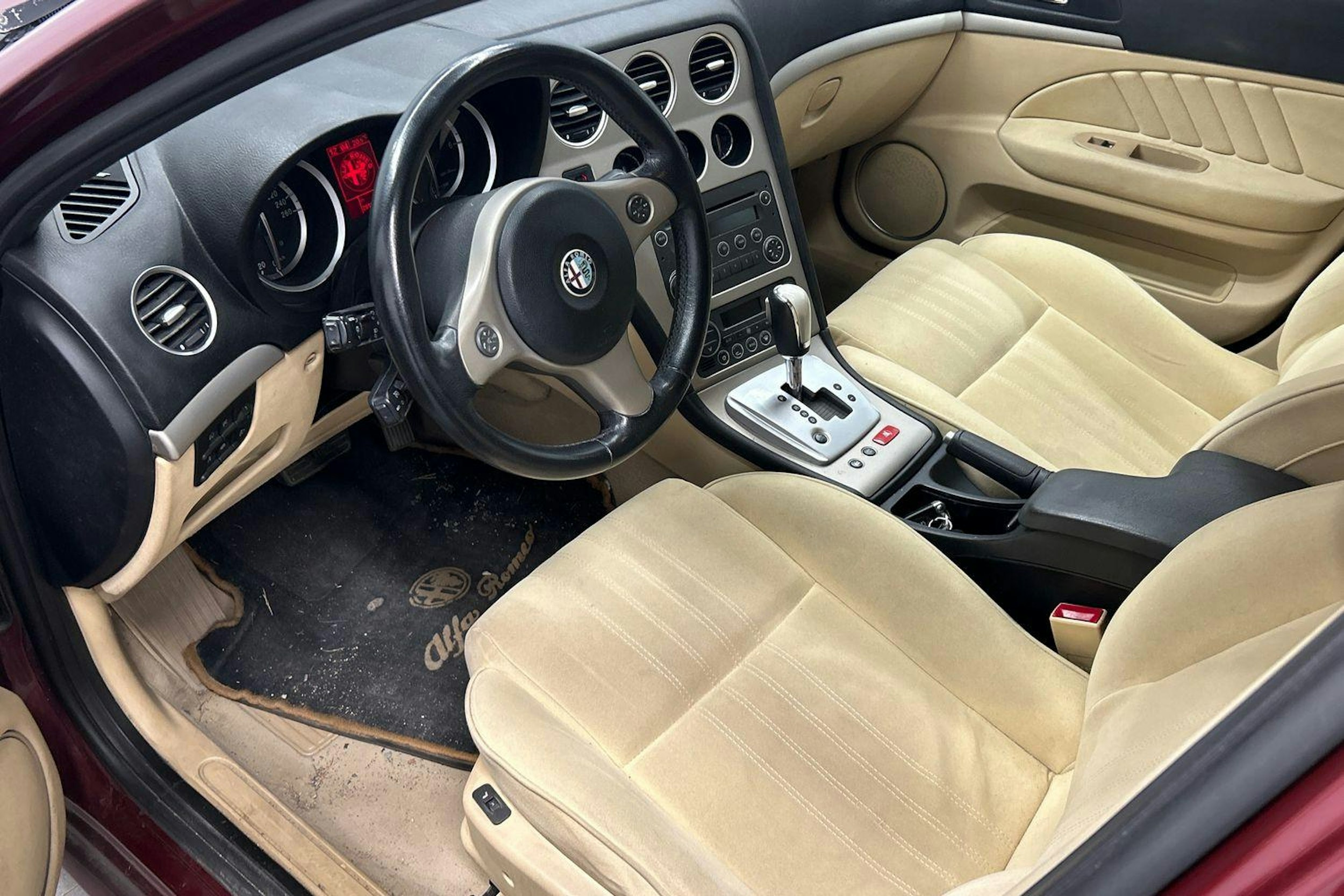 Punainen Alfa Romeo 159 2007 kuva 3.
