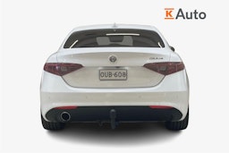 valkoinen Alfa Romeo Giulia 2017 kuva 3.