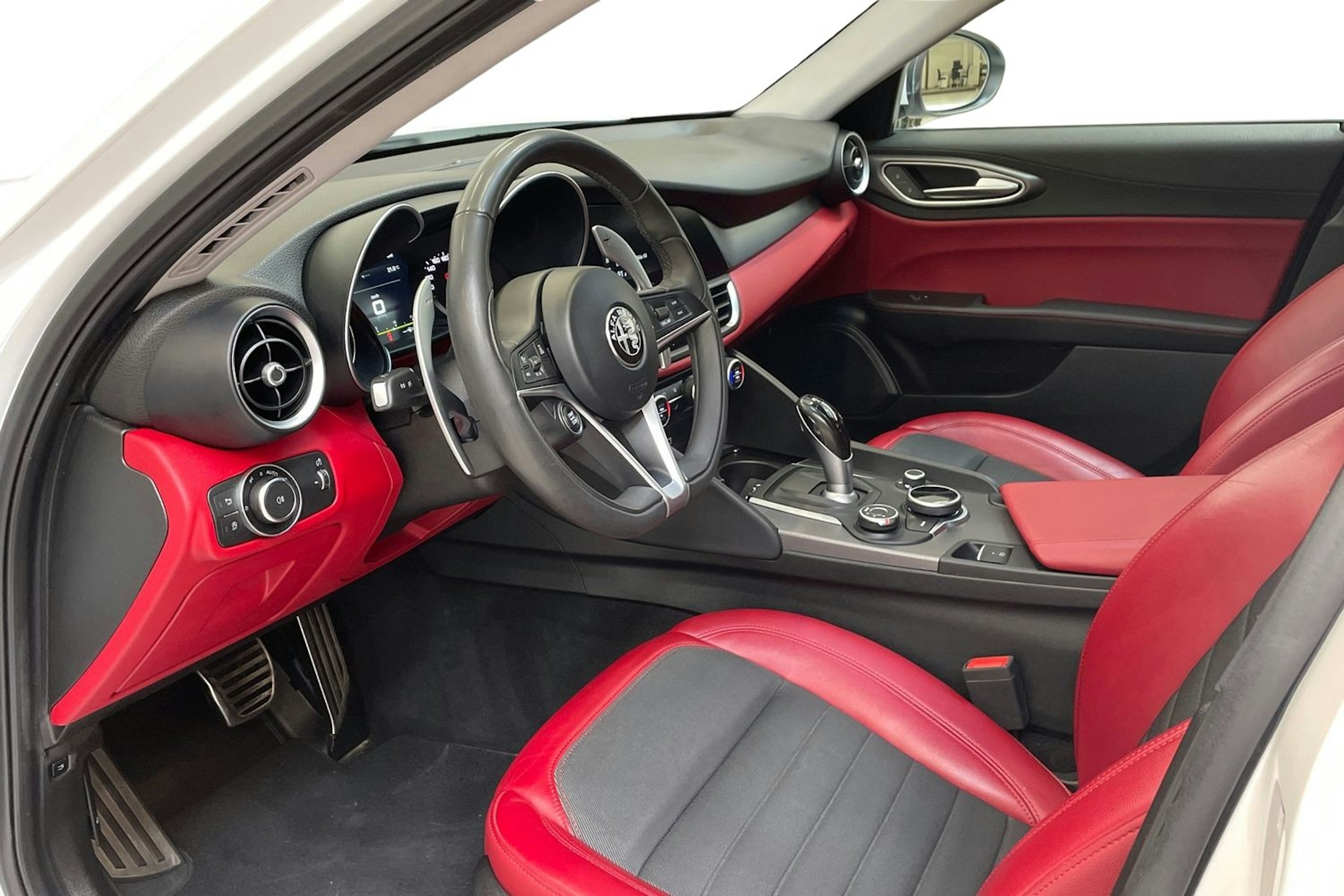 valkoinen Alfa Romeo Giulia 2017 kuva 7.