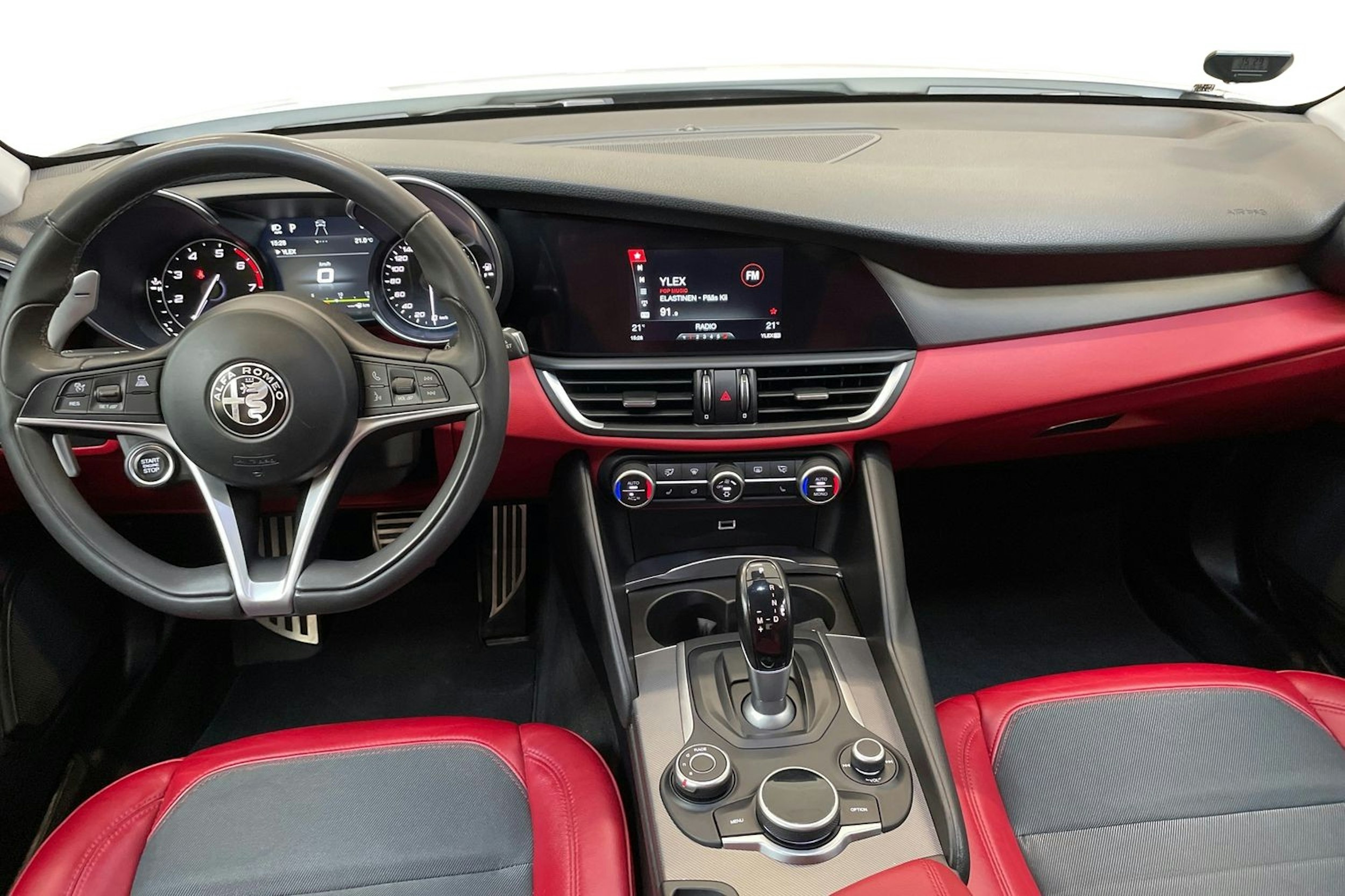 valkoinen Alfa Romeo Giulia 2017 kuva 9.