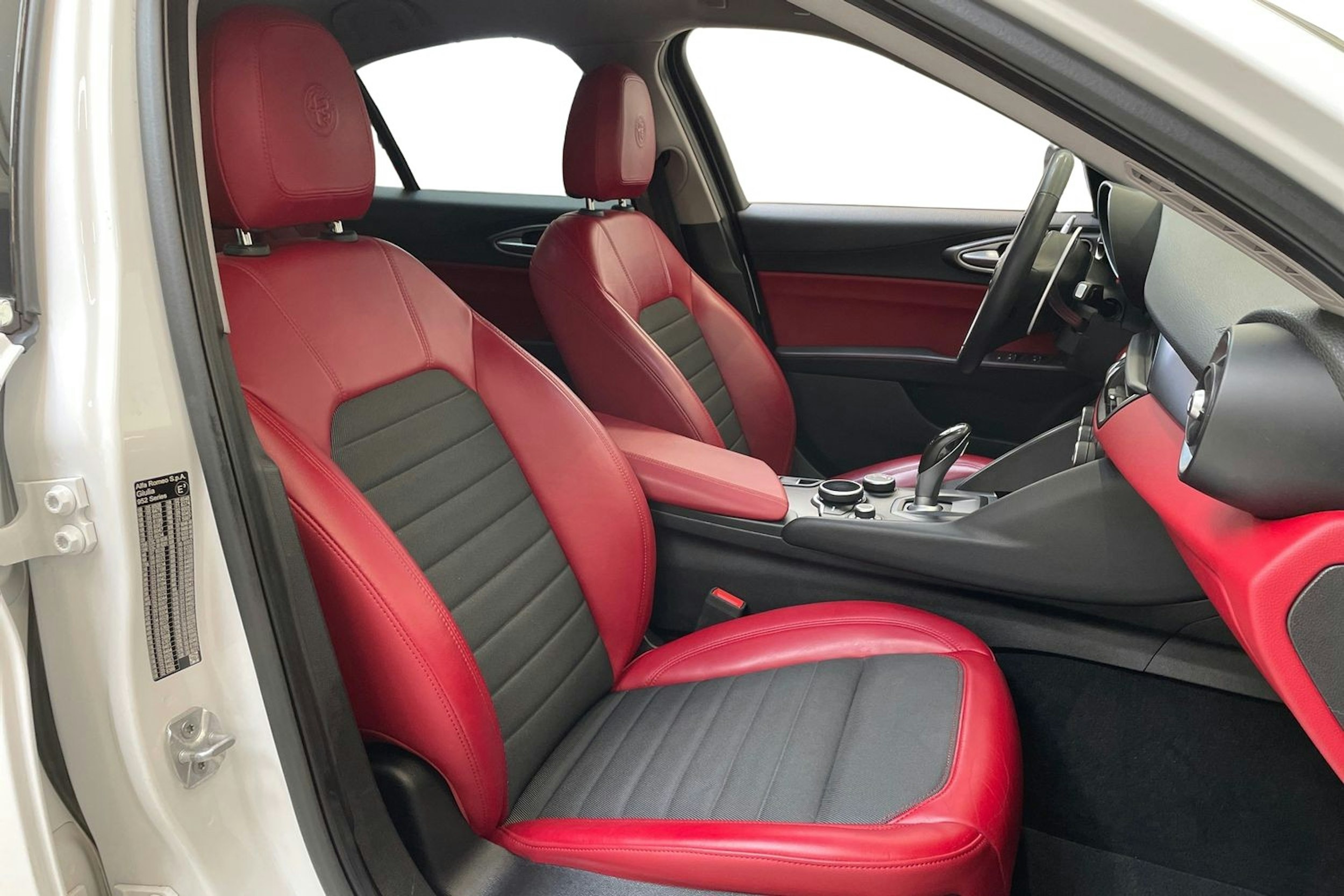 valkoinen Alfa Romeo Giulia 2017 kuva 10.