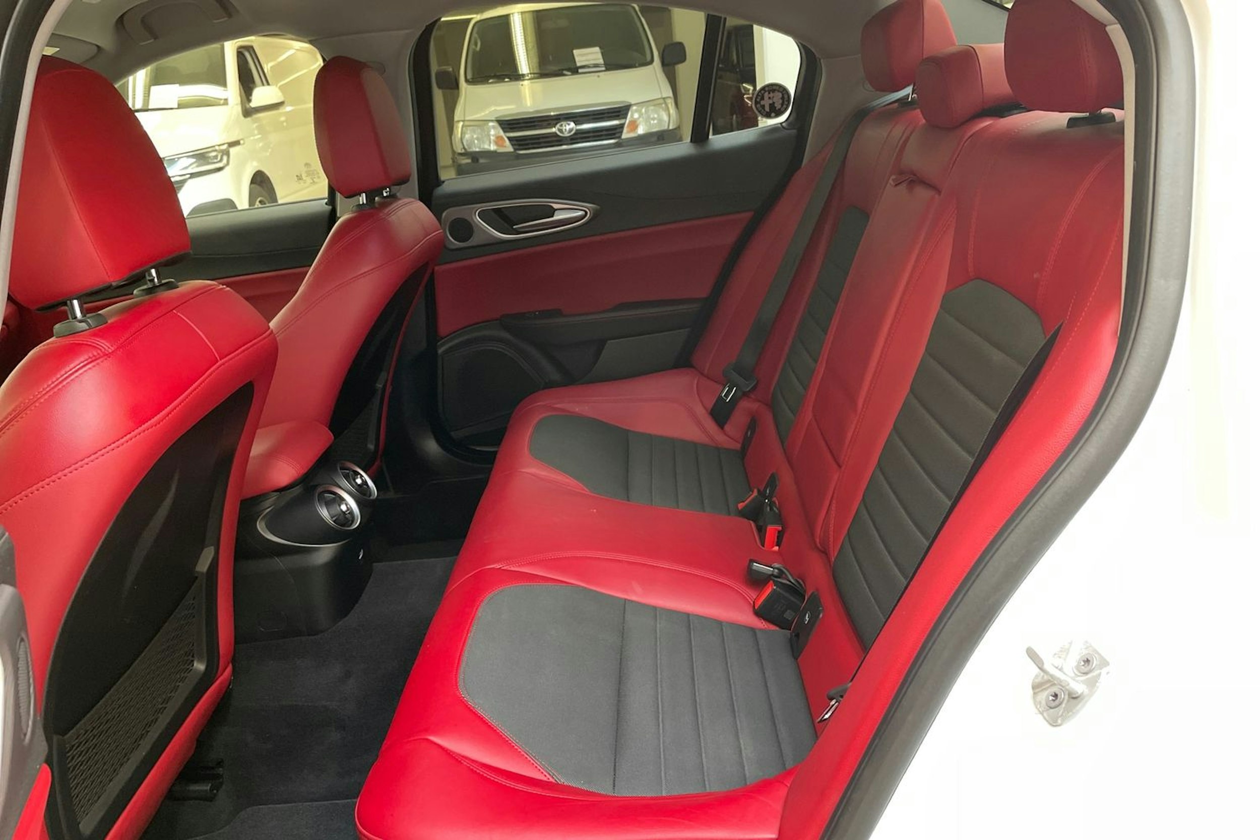 valkoinen Alfa Romeo Giulia 2017 kuva 14.