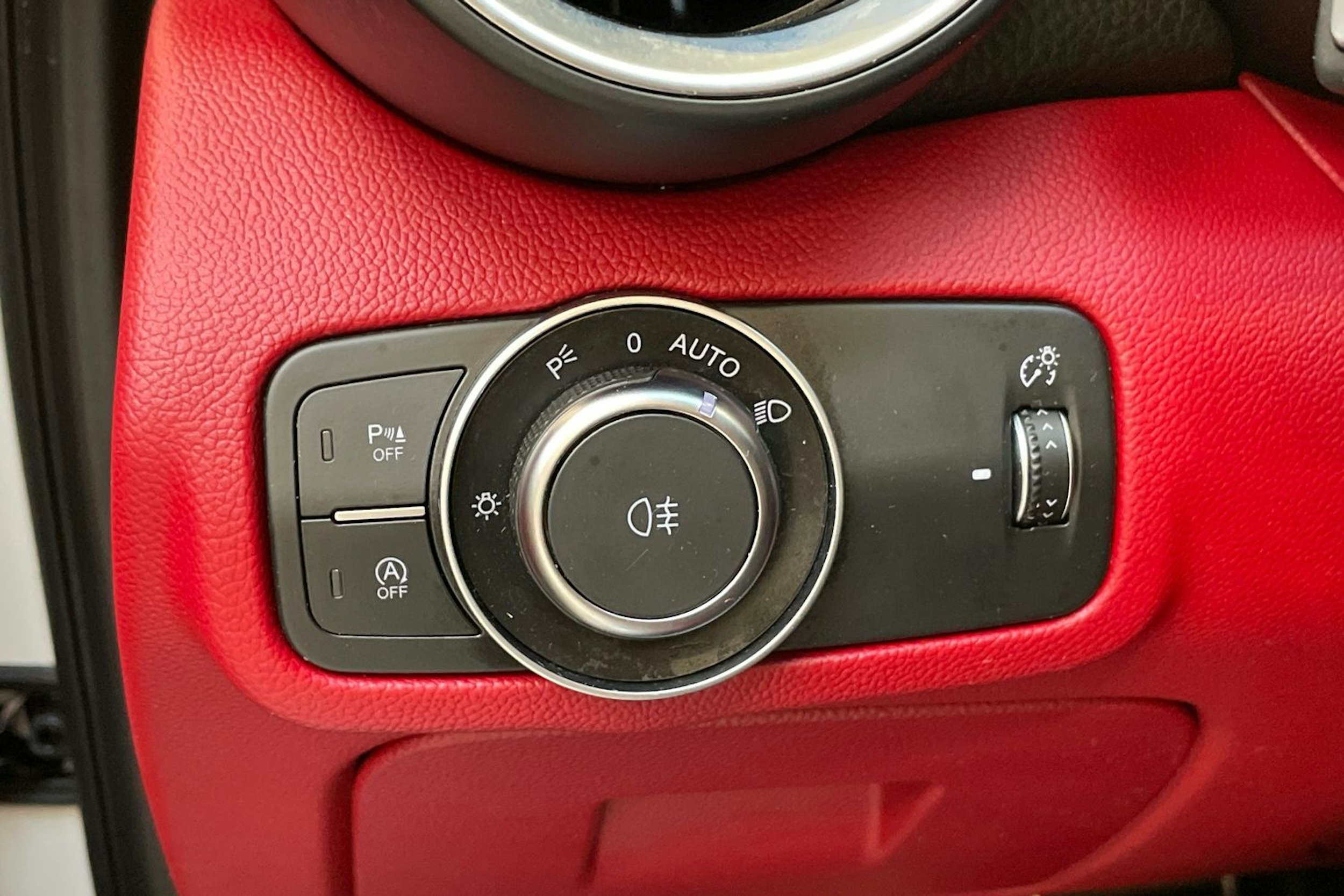 valkoinen Alfa Romeo Giulia 2017 kuva 19.