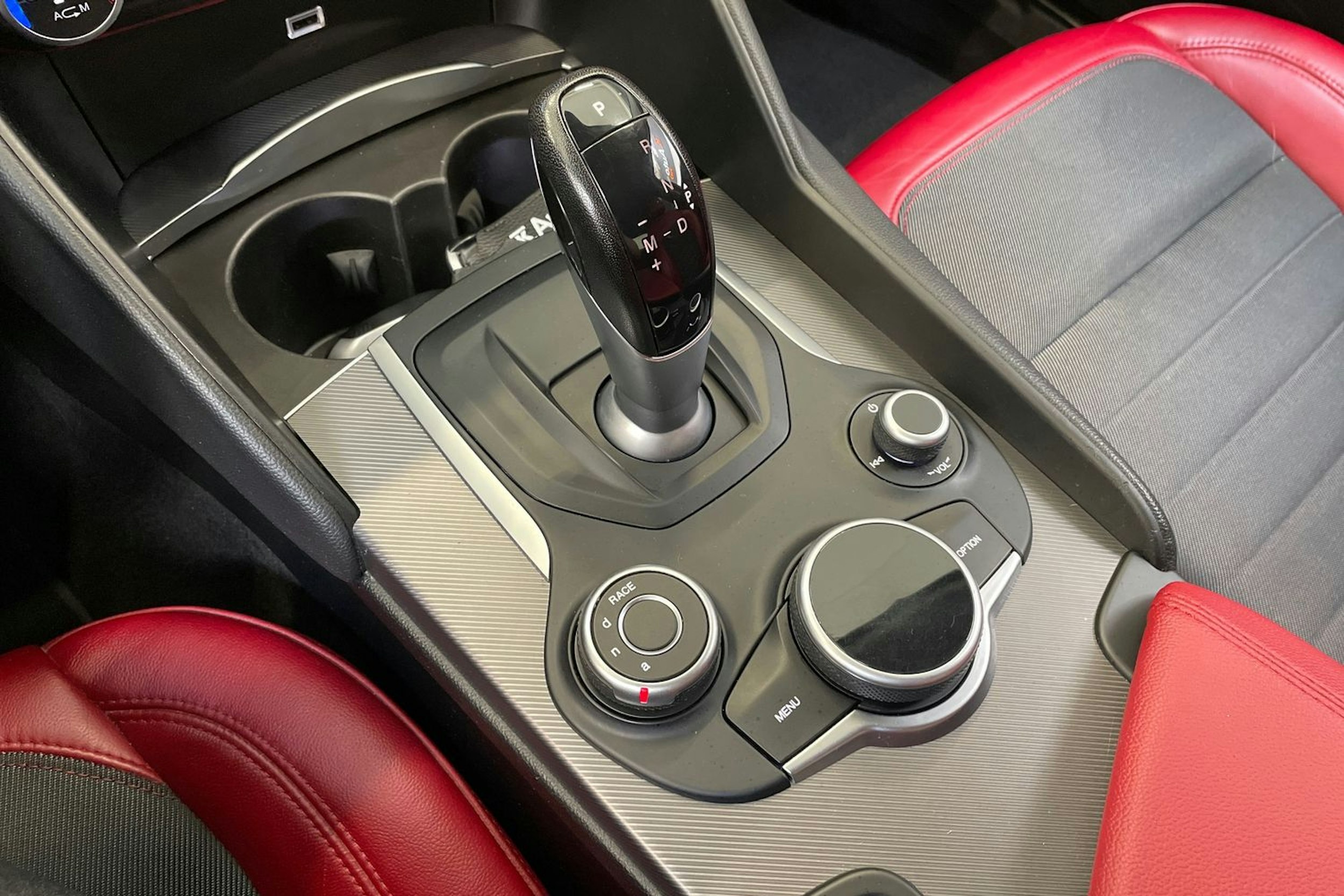valkoinen Alfa Romeo Giulia 2017 kuva 22.