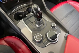 valkoinen Alfa Romeo Giulia 2017 kuva 22.
