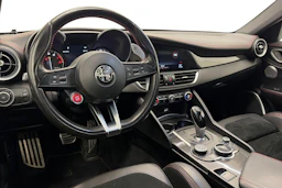 musta Alfa Romeo Giulia 2018 kuva 8.