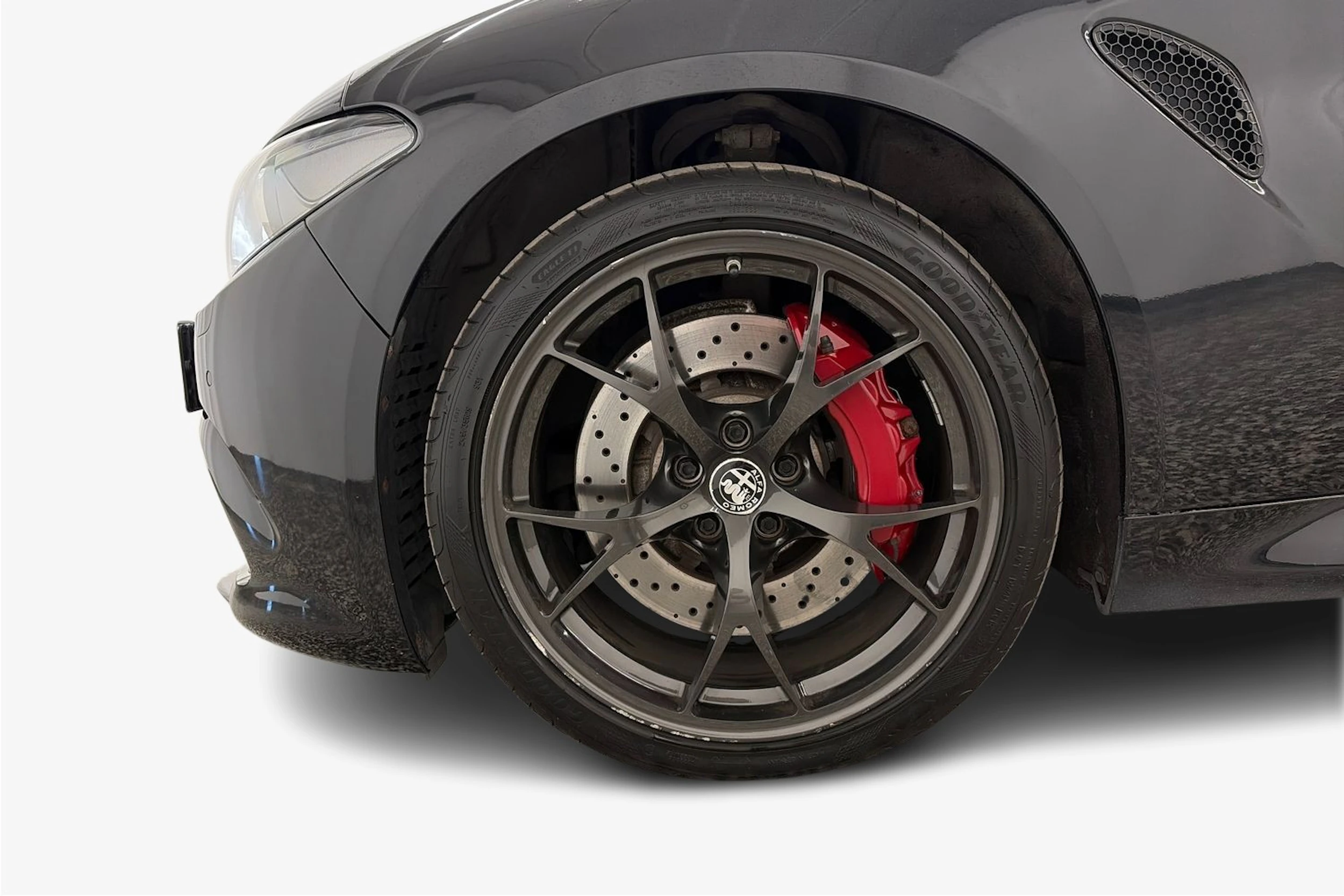 musta Alfa Romeo Giulia 2018 kuva 12.