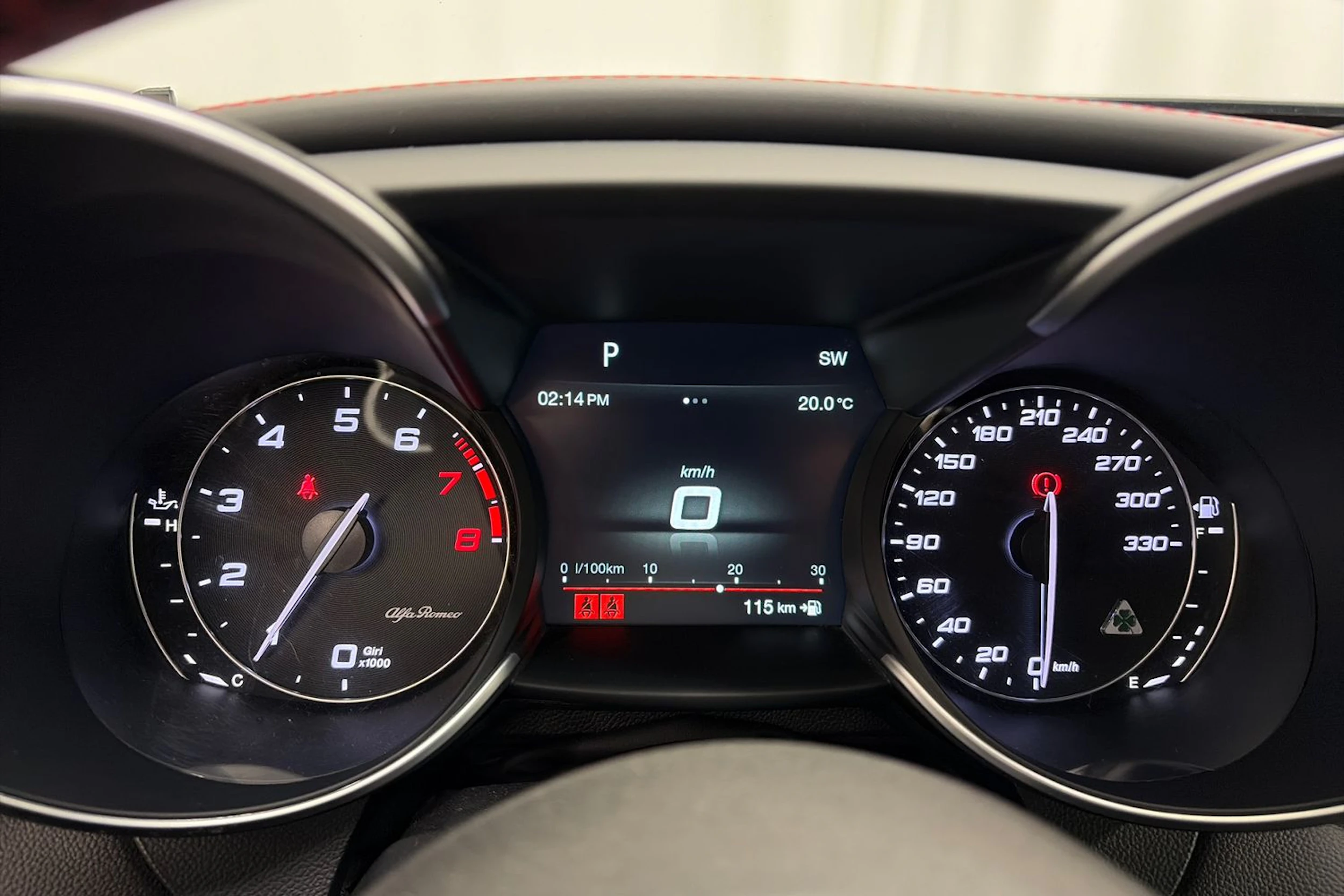 musta Alfa Romeo Giulia 2018 kuva 20.