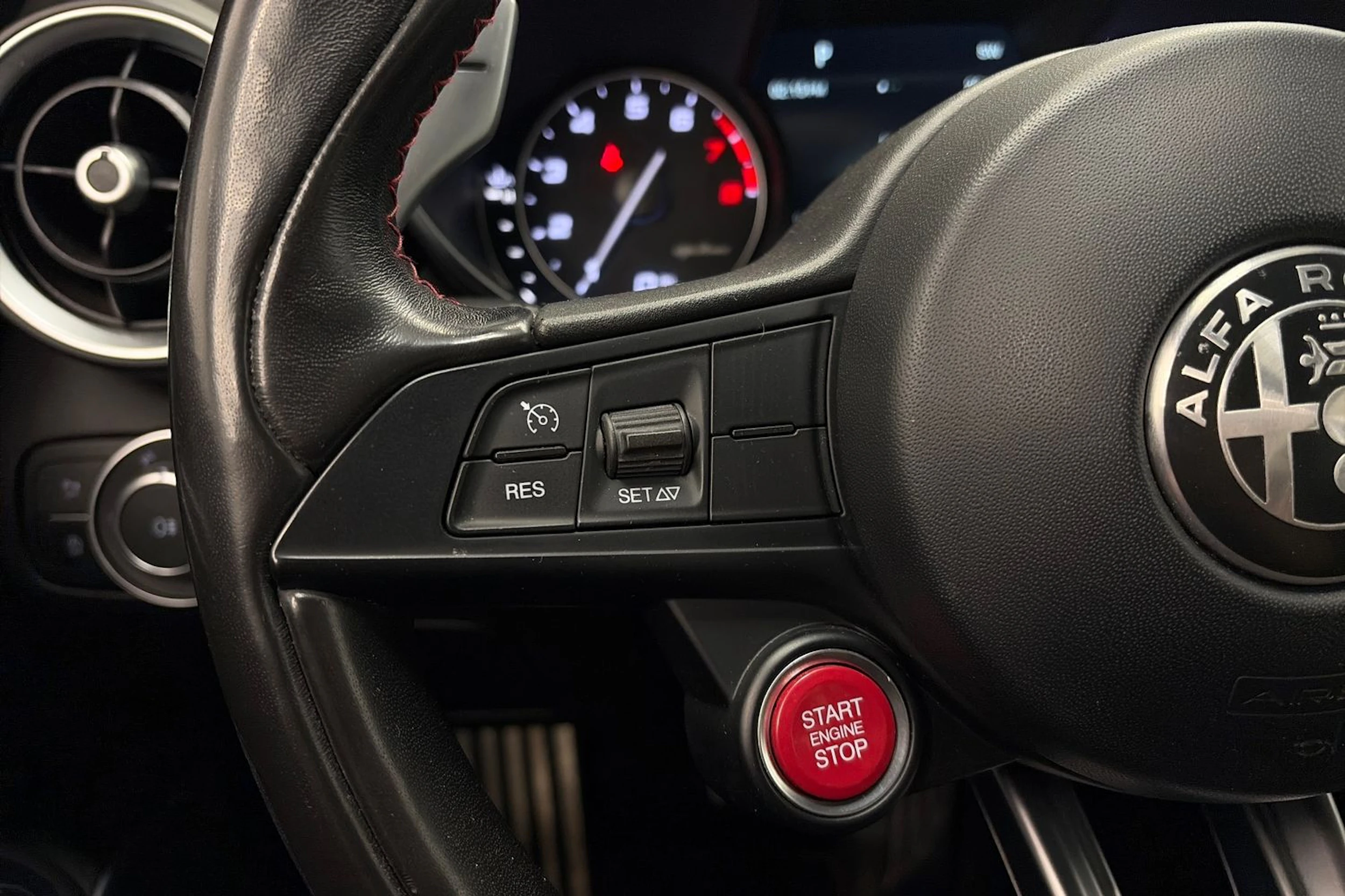 musta Alfa Romeo Giulia 2018 kuva 21.