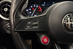 musta Alfa Romeo Giulia 2018 kuva 21.