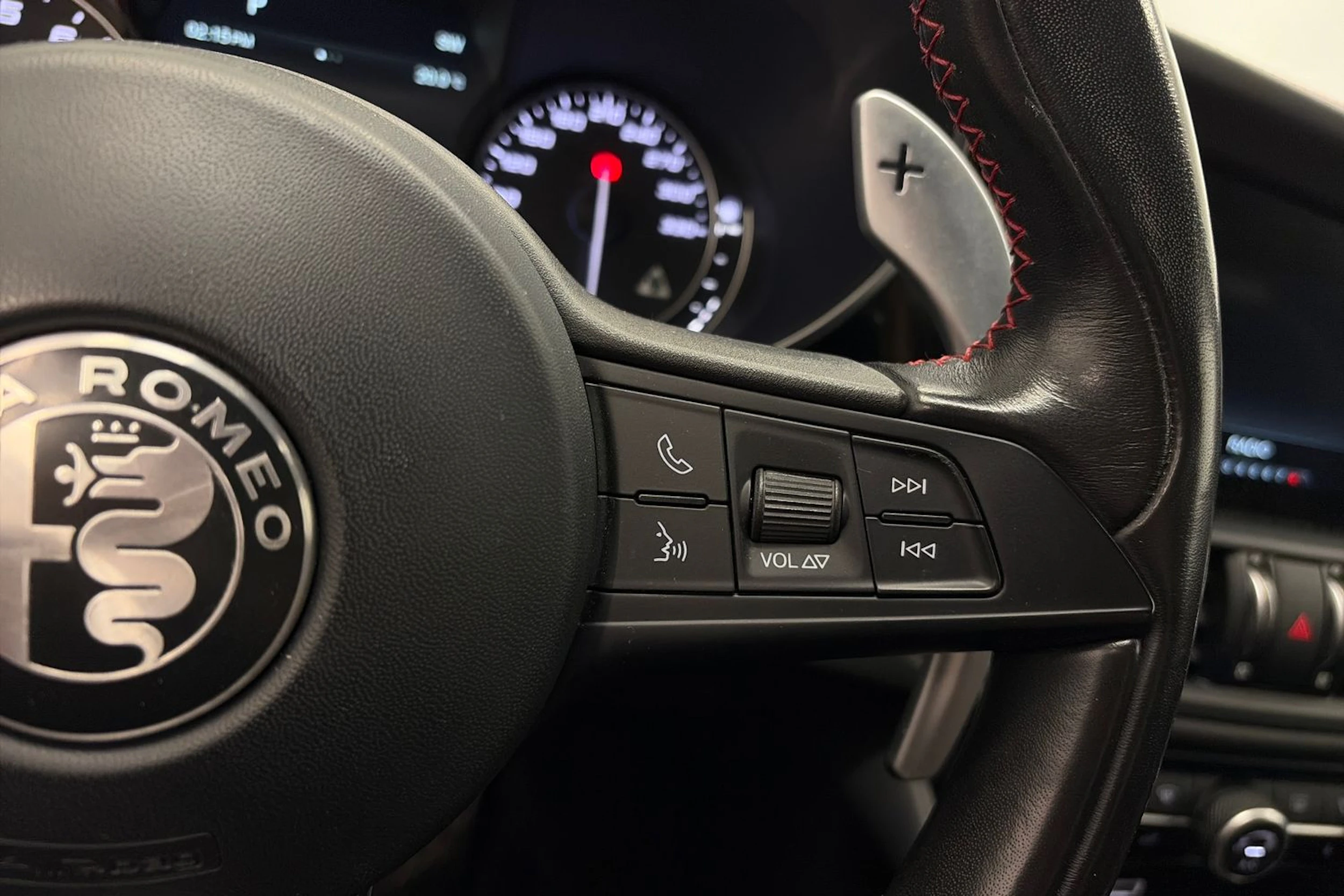 musta Alfa Romeo Giulia 2018 kuva 22.