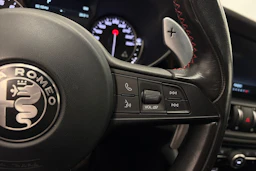 musta Alfa Romeo Giulia 2018 kuva 22.