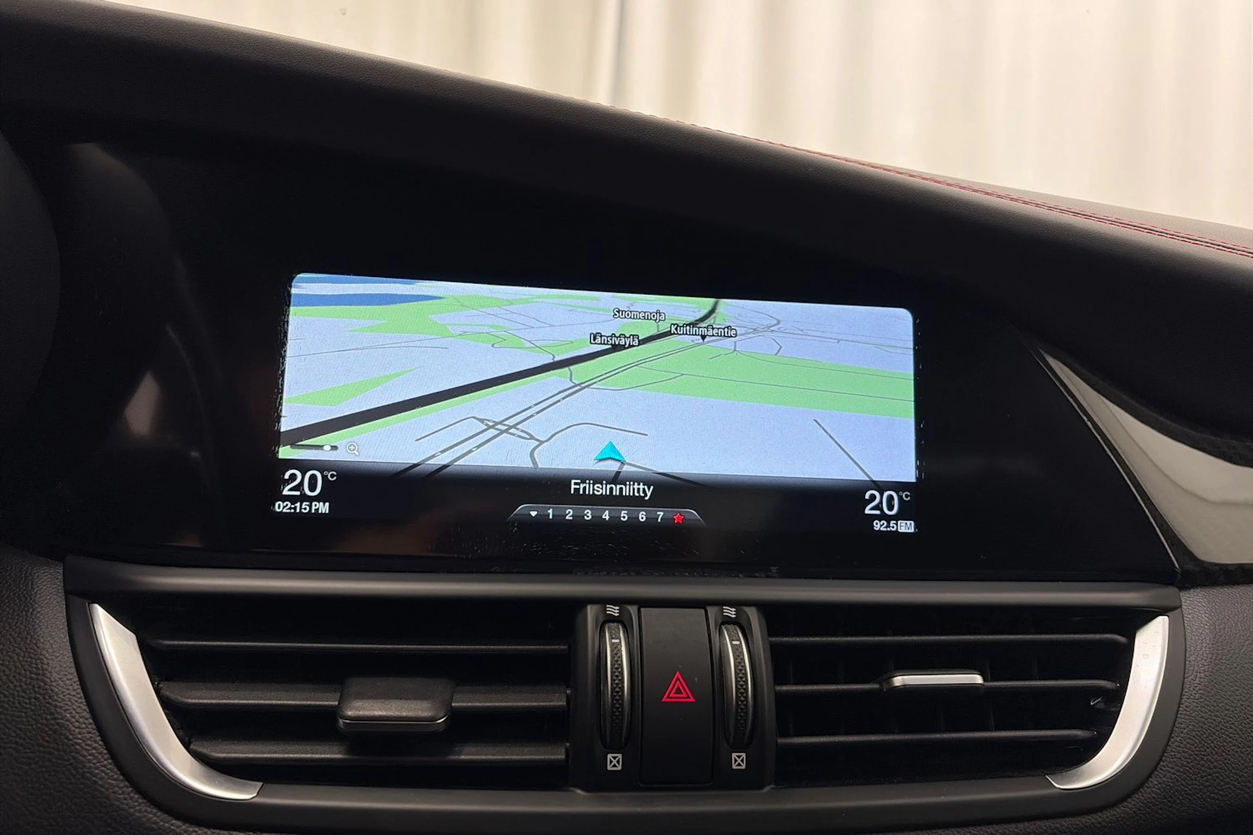 musta Alfa Romeo Giulia 2018 kuva 24.