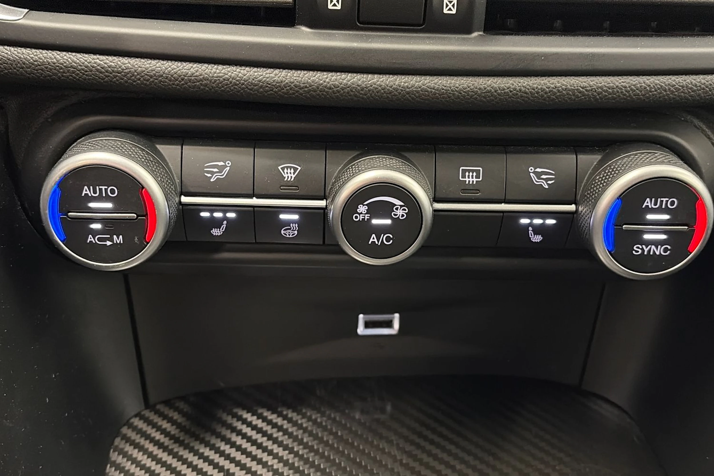 musta Alfa Romeo Giulia 2018 kuva 28.