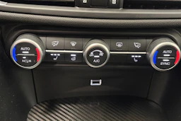 musta Alfa Romeo Giulia 2018 kuva 28.
